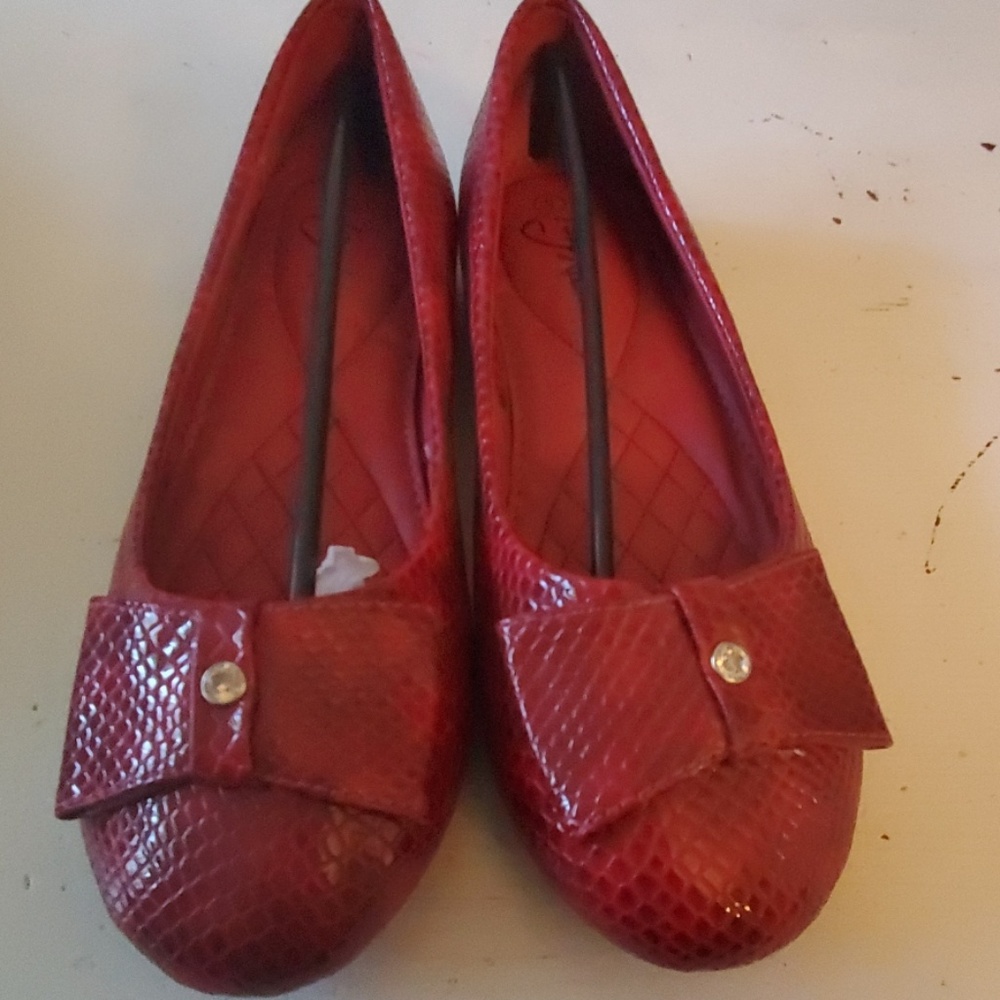 NWT Red Flats